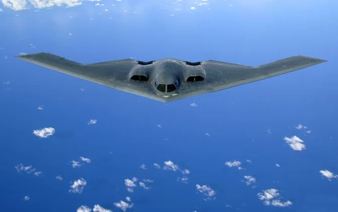 Avion militar zburând deasupra oceanului, simbolizând strategia nucleară.