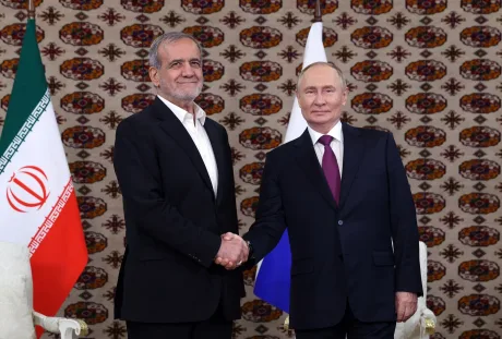 Întâlnire între lideri, evidențiind crizele internaționale și alianțele slăbite.