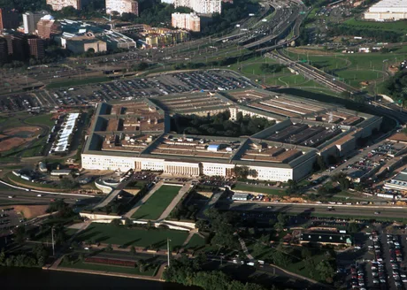 Vedere aeriană a Pentagonului, simbol al puterii militare americane.