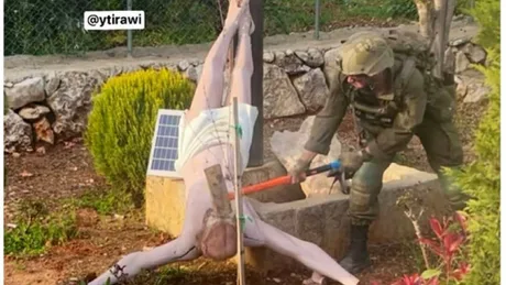Soldat israelian distrugând o statuie a lui Iisus în Liban.