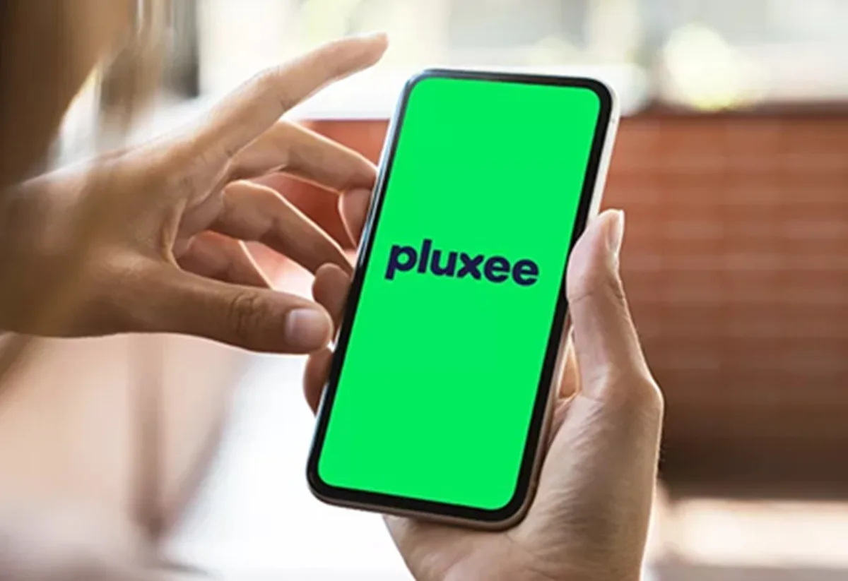 Utilizator care accesează aplicația Pluxee pe telefonul mobil.