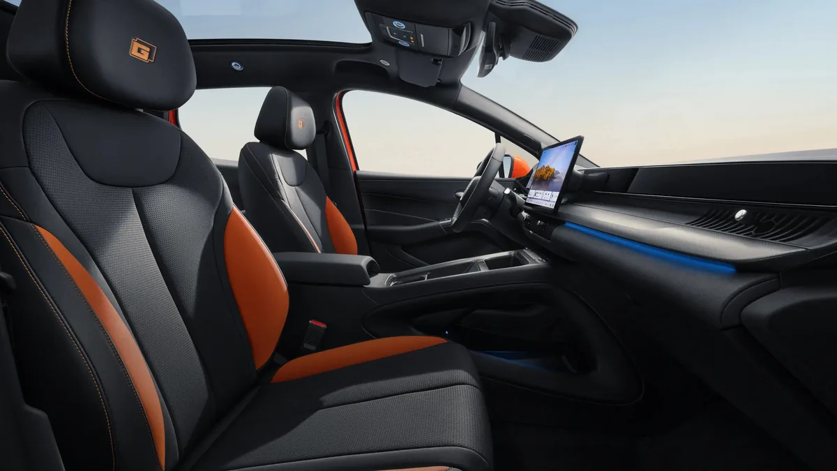 Interiorul modern al modelului BYD Dolphin G DM-i cu detalii elegante.