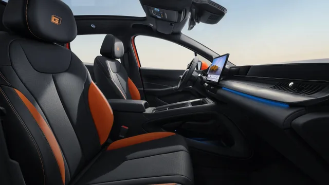 Interiorul modern al modelului BYD Dolphin G DM-i cu detalii elegante.