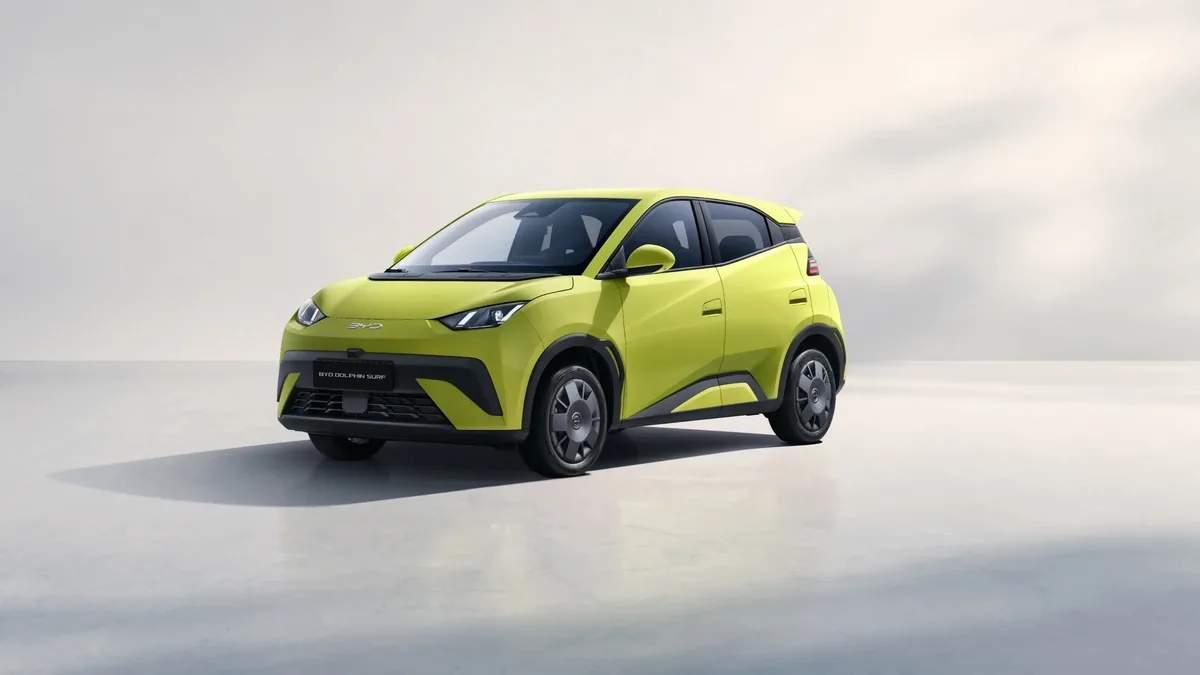 BYD Dolphin G DM-i pe drum, evidențiind performanța sa electrică.