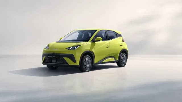 BYD Dolphin G DM-i pe drum, evidențiind performanța sa electrică.