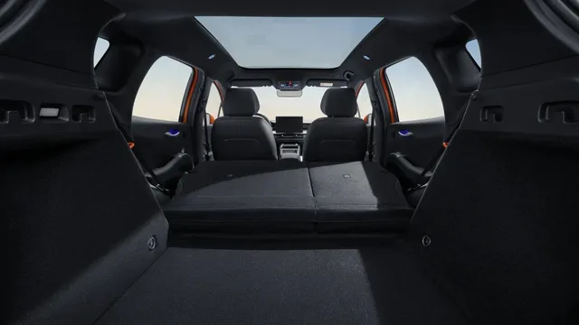 Interiorul modelului BYD Dolphin G DM-i cu plafon panoramic.