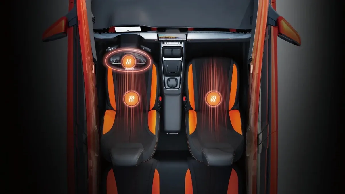 Interiorul modelului BYD Dolphin G DM-i cu scaune bicolore.