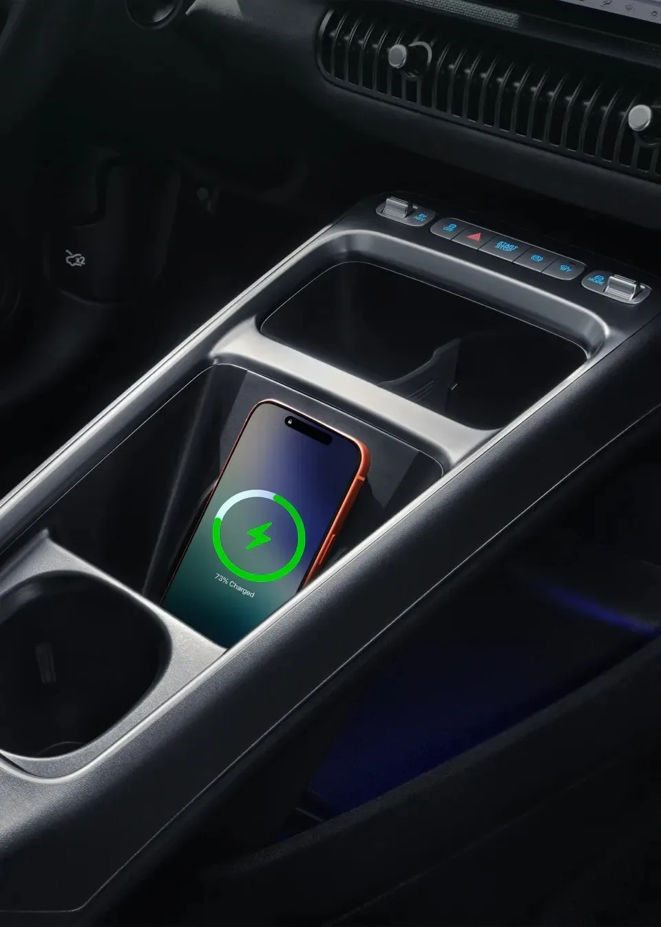 Încărcare wireless pentru telefon în noul model BYD.
