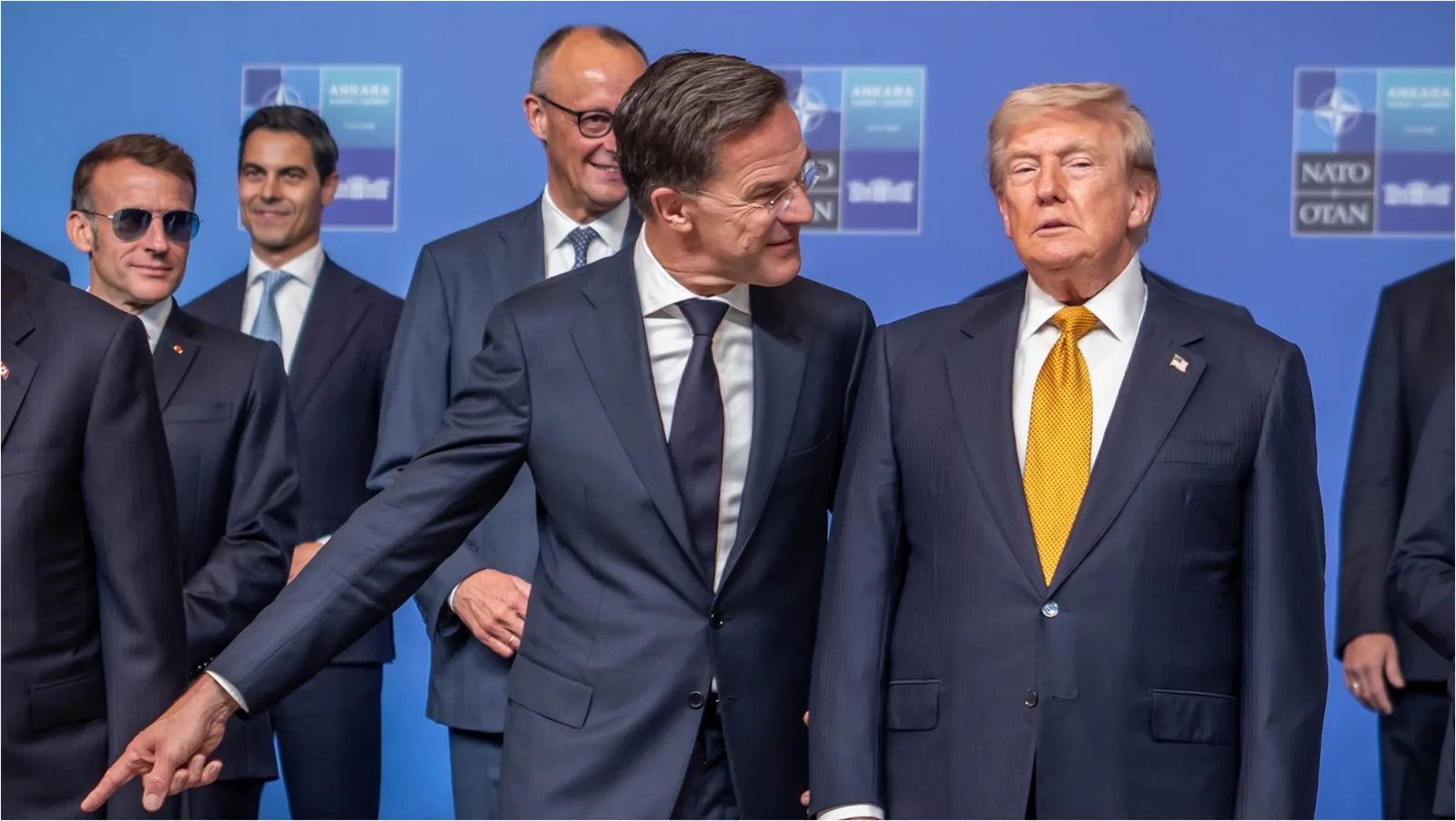 Mark Rutte interacționând cu Donald Trump la summitul NATO din Ankara.