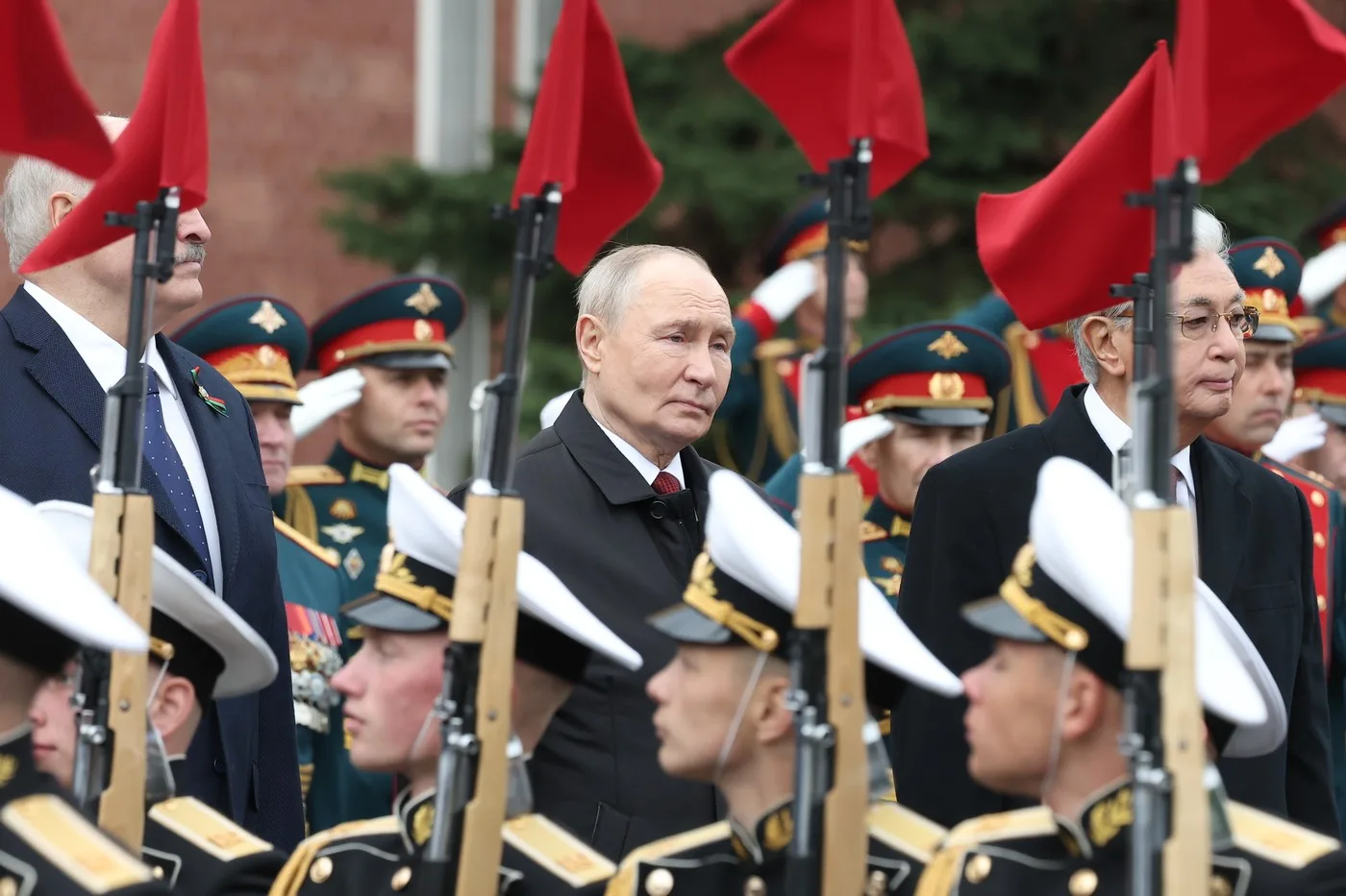 Vladimir Putin la parada de Ziua Victoriei, înconjurat de militari și oficiali.