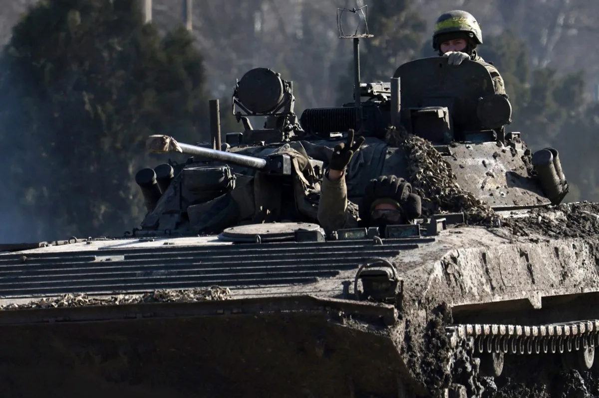 Tanc militar în acțiune pe linia frontului ucrainean.