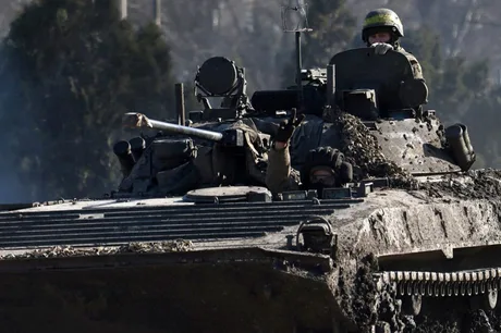 Tanc militar în acțiune pe linia frontului ucrainean.
