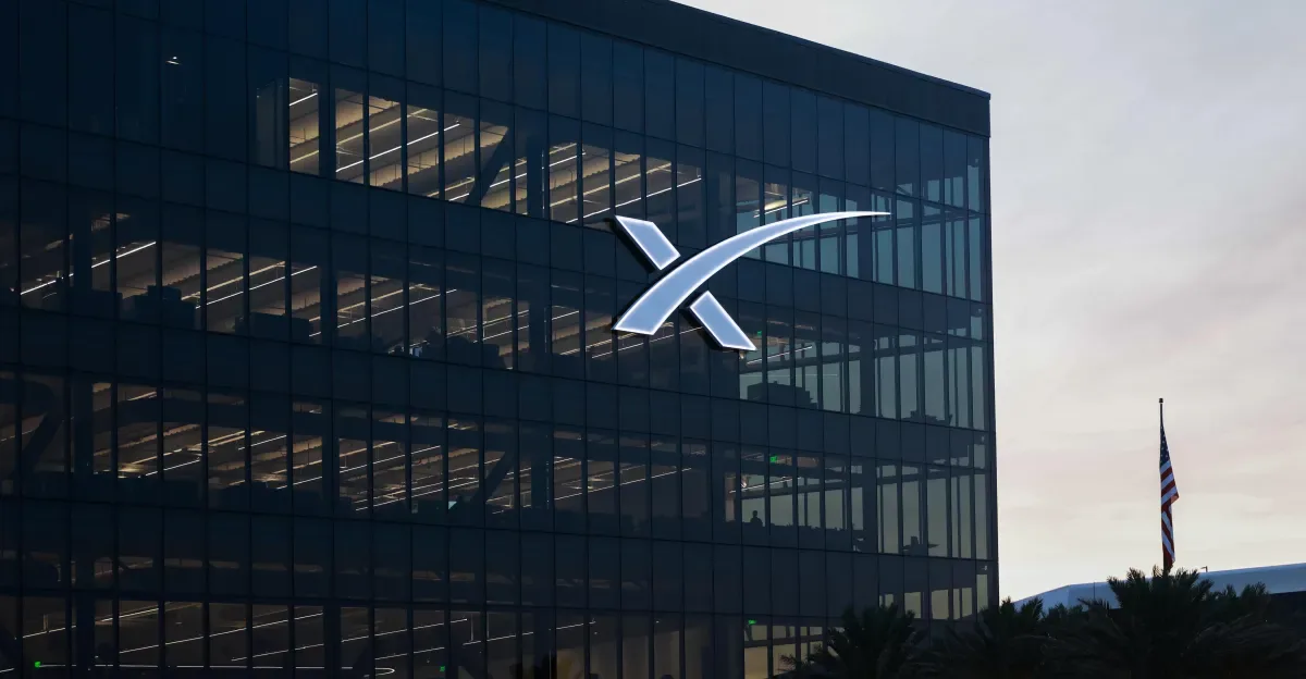 Clădire modernă SpaceX cu logo pe fațadă, simbolizând inovația în tehnologie.