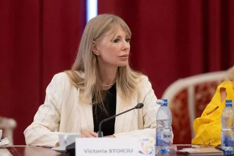 Victoria Stoiciu discutând despre mandatul său de senator și valorile social-democrate.
