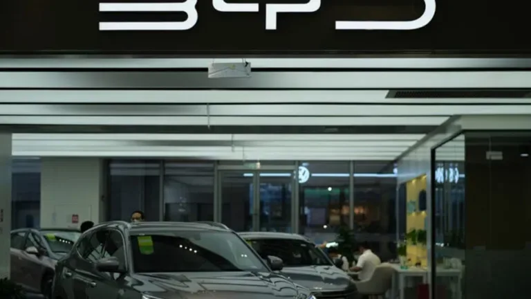 Showroom BYD cu mașini electrice expuse și logo vizibil.