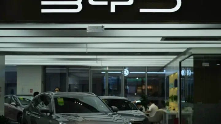 Showroom BYD cu mașini electrice expuse și logo vizibil.