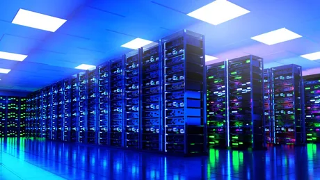 Centre de date Google cu echipamente electrice moderne în iluminare albastră.