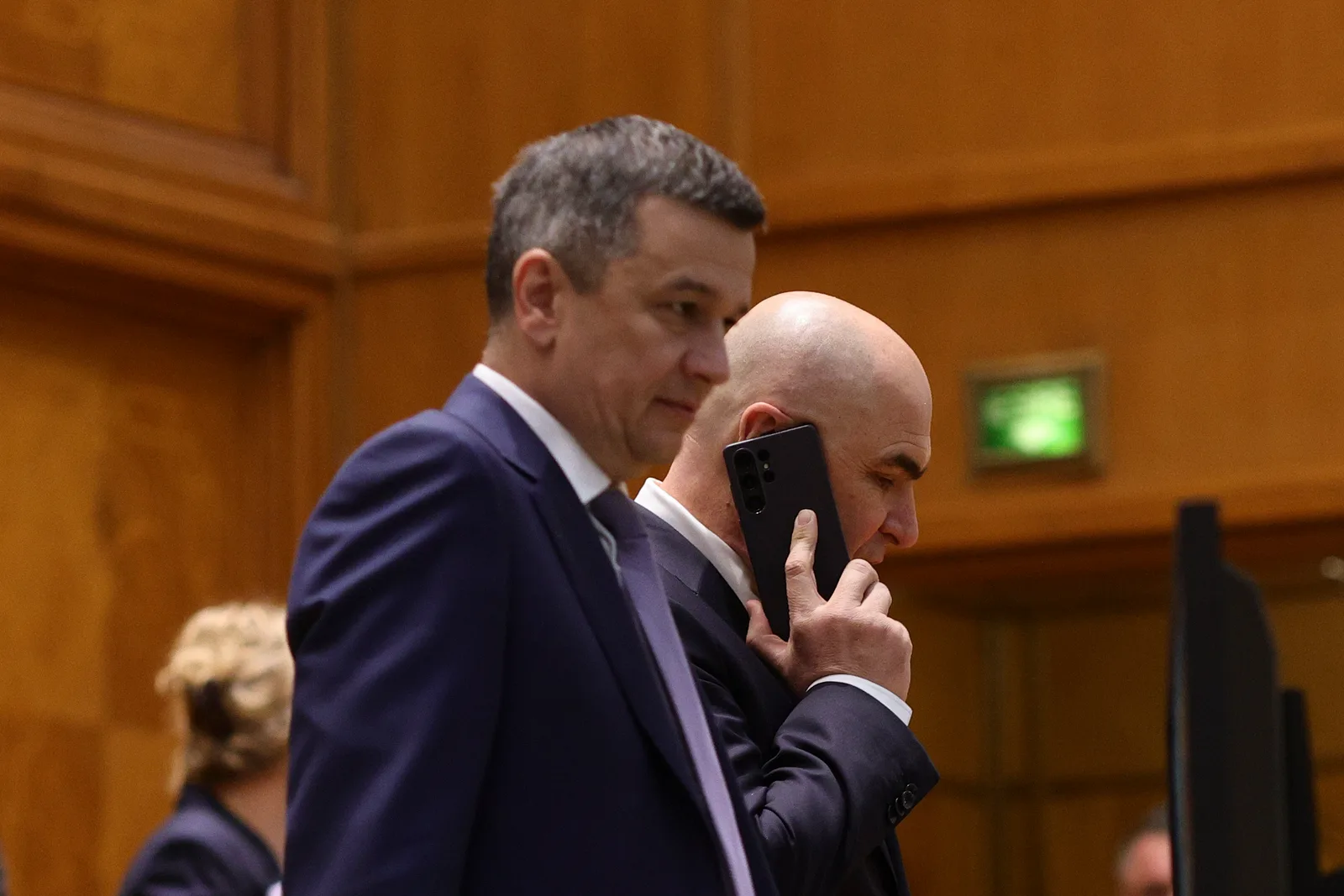 Discuții între lideri politici în contextul crizei actuale.