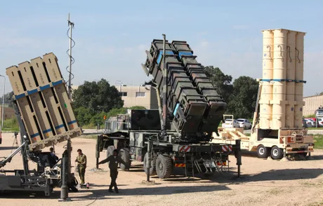 Sistem de apărare antirachetă în acțiune, cu echipamente militare complexe.