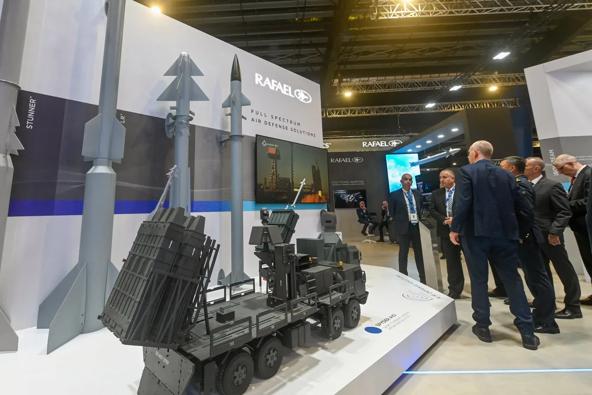 Reprezentanți ai Volkswagen și Rafael discutând despre apărarea antirachetă.