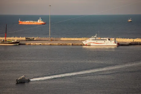 Nave comerciale ancorate în Strâmtoarea Hormuz, cu activitate maritimă intensă.
