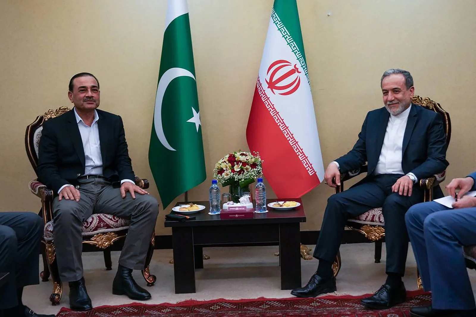 Discuții între oficialii iranieni și pakistanezi despre medierea conflictului regional.