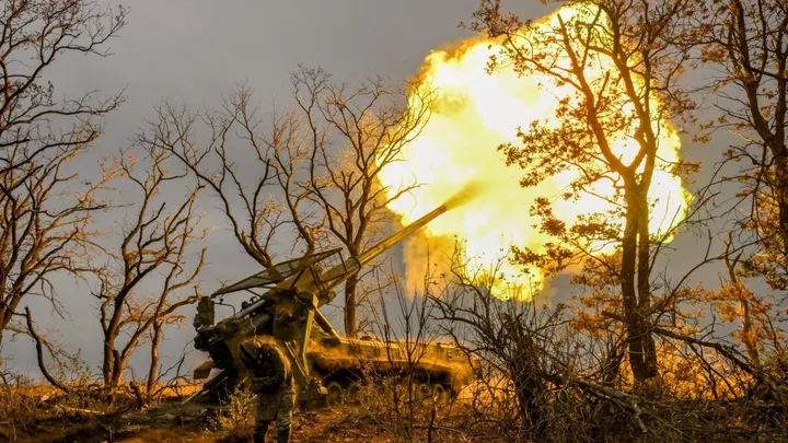 Explozie în pădure, evidențiind intensificarea atacurilor în Donbas.