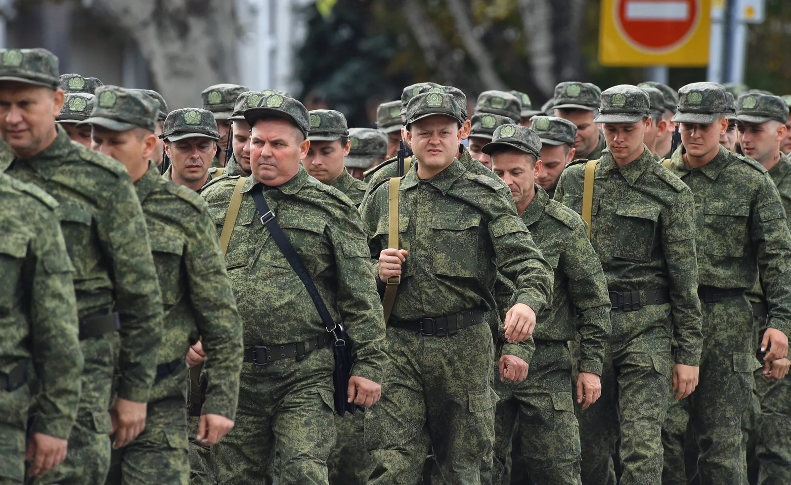 Soldați ruși în uniformă, pregătiți pentru acțiune pe front.