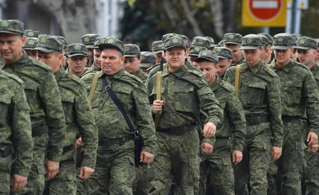 Soldați ruși în uniformă, pregătiți pentru acțiune pe front.