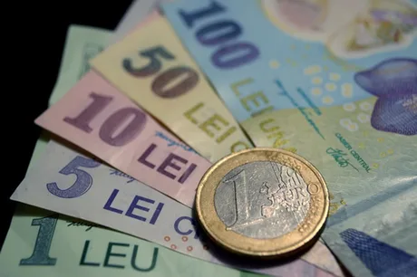 Bancnote românești și o monedă euro pe un fundal neutru.