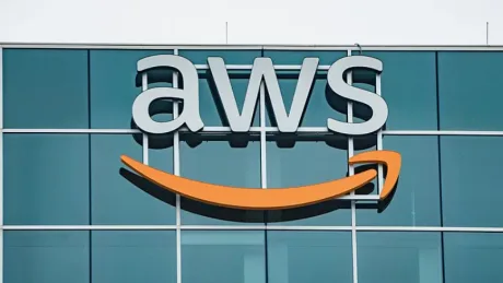Logo-ul Amazon Web Services pe un clădire modernă.