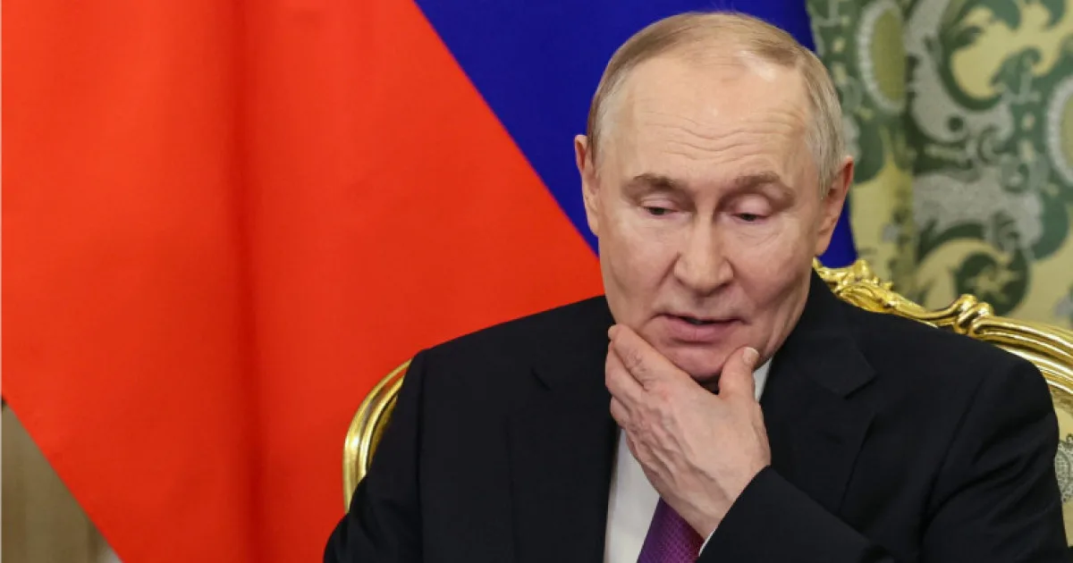 Vladimir Putin discutând despre strategii militare în contextul conflictului din Ucraina.