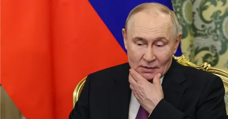 Vladimir Putin discutând despre strategii militare în contextul conflictului din Ucraina.