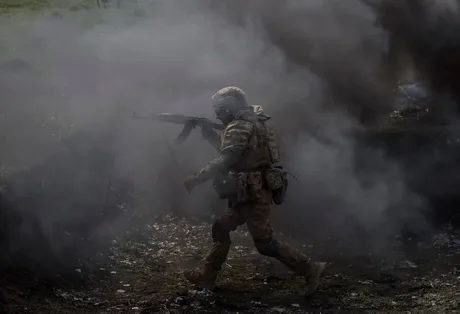 Soldat în acțiune, înconjurat de fum și incertitudine.