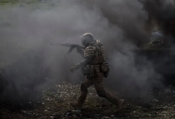 Soldat în acțiune, înconjurat de fum și incertitudine.