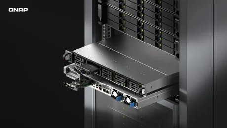 Dispozitiv NAS compact QNAP, optimizat pentru stocare rapidă și fiabilă în companii.