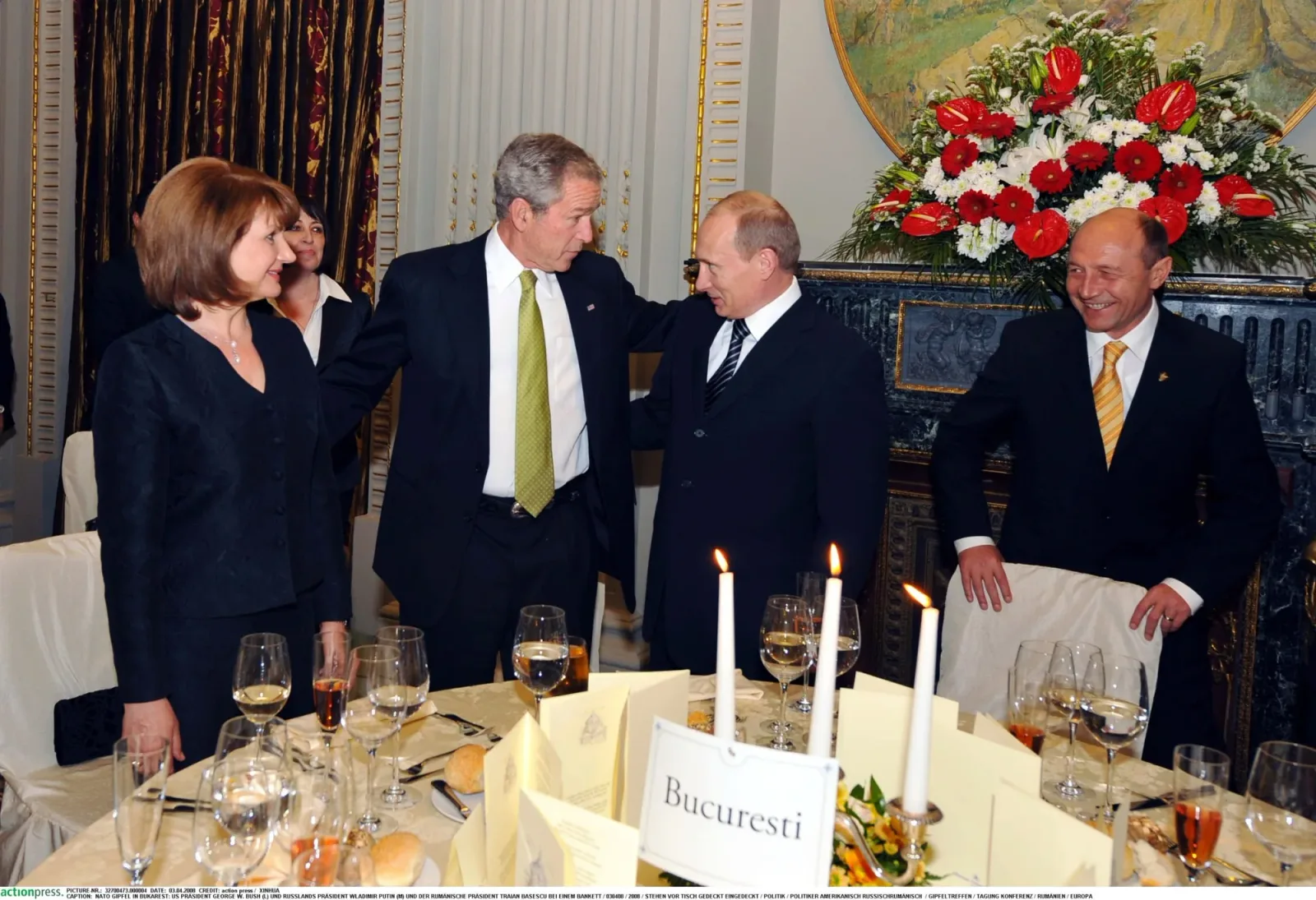 George Bush și Vladimir Putin discutând la o masă elegantă.