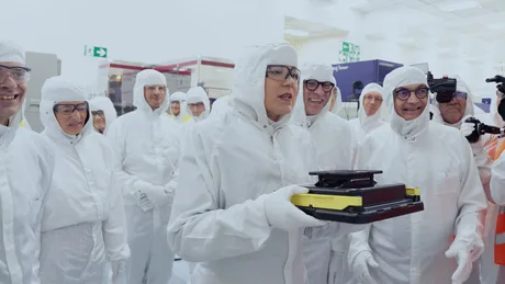 Participanți la inaugurarea proiectului NanoIC, îmbrăcați în echipamente de protecție.