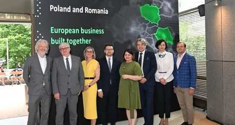 Reuniune de afaceri cu lideri din industria tehnologică în România.