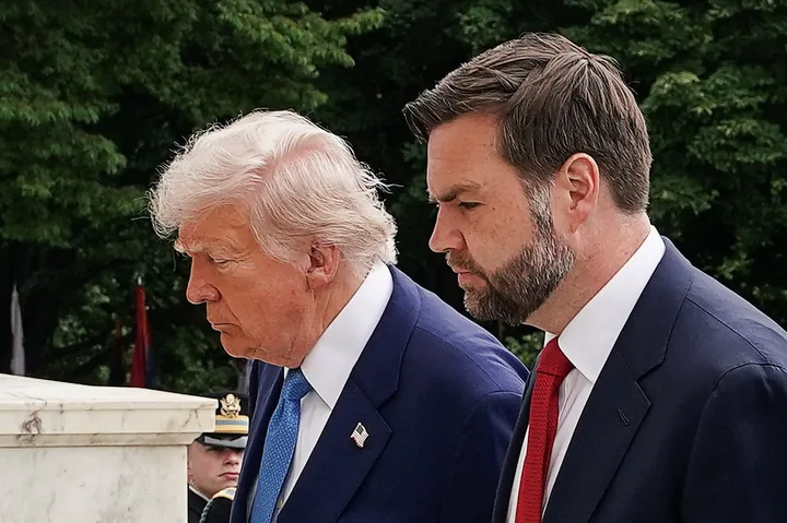 Donald Trump și JD Vance discută despre Iran în contextul negocierilor internaționale.