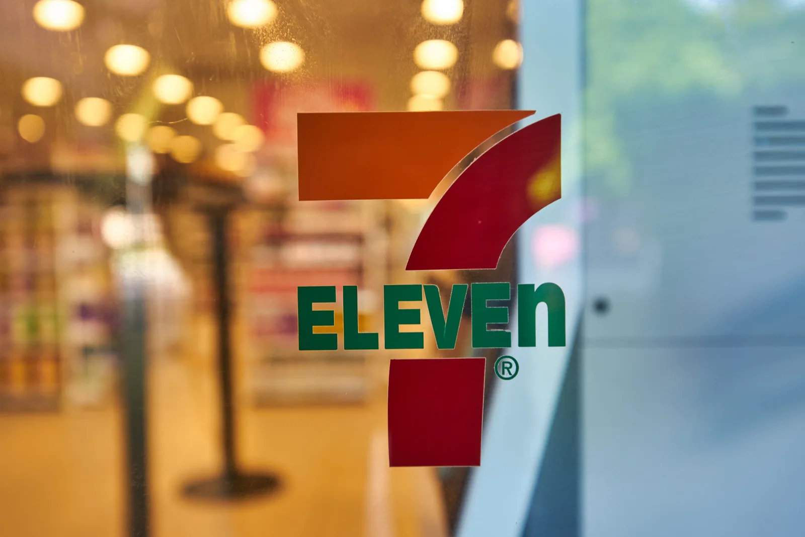 Logo-ul 7-Eleven, simbol al expansiunii retail în România.