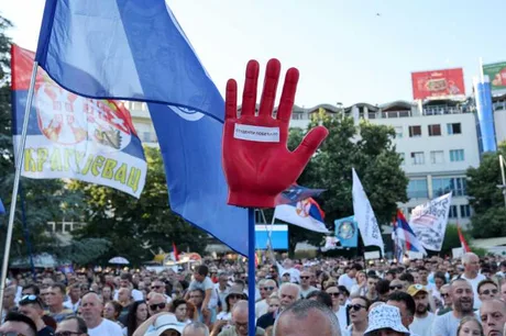 Oamenii protestează la Kraljevo, cerând alegeri anticipate și transparență politică.