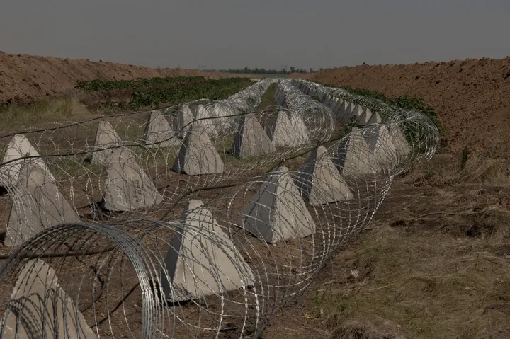 Obstacole antitanc din beton și sârmă pe granița cu Belarus.