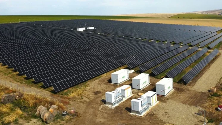 Parc fotovoltaic cu panouri solare și echipamente de stocare la Ghimpați.