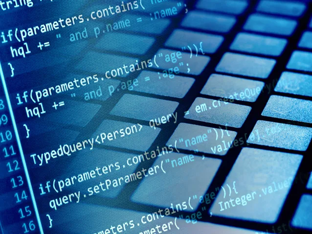 Cod sursă pe un ecran de laptop, simbolizând industria IT.