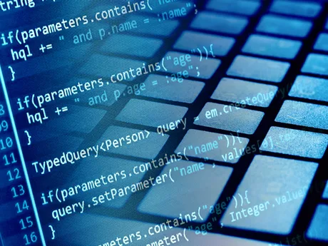 Cod sursă pe un ecran de laptop, simbolizând industria IT.