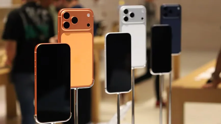 Dispozitive Apple expuse într-un magazin, variate culori și modele.