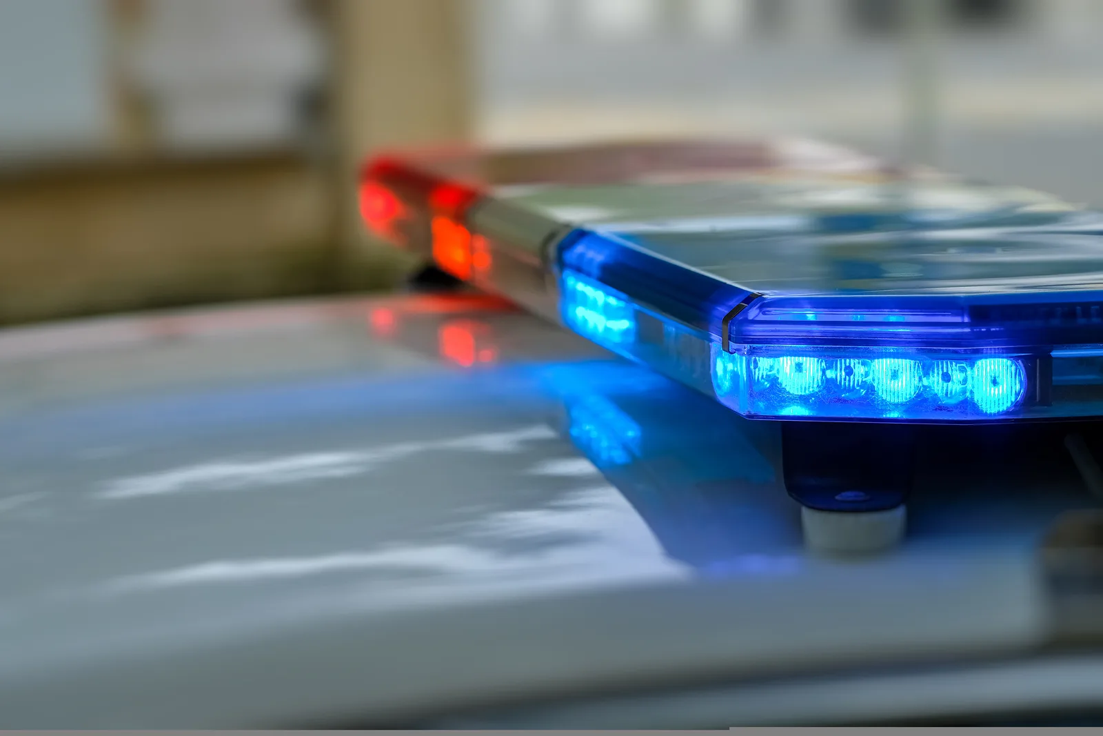 Mașină de poliție cu lumini intermitente în timpul unei intervenții de securitate.