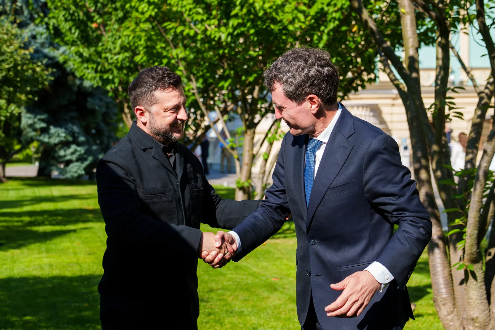 Nicușor Dan și Volodimir Zelenski discutând despre educația în limba română în Ucraina.