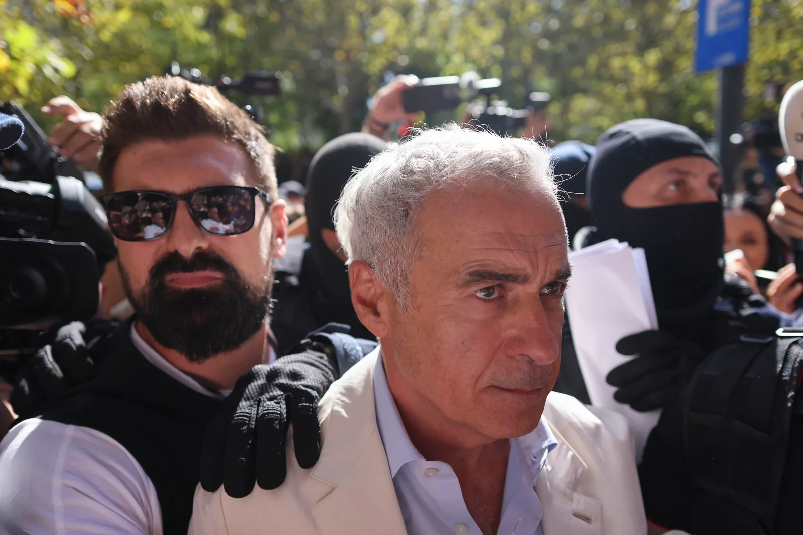 Călin Georgescu înconjurat de jurnaliști și forțe de ordine la DIICOT.